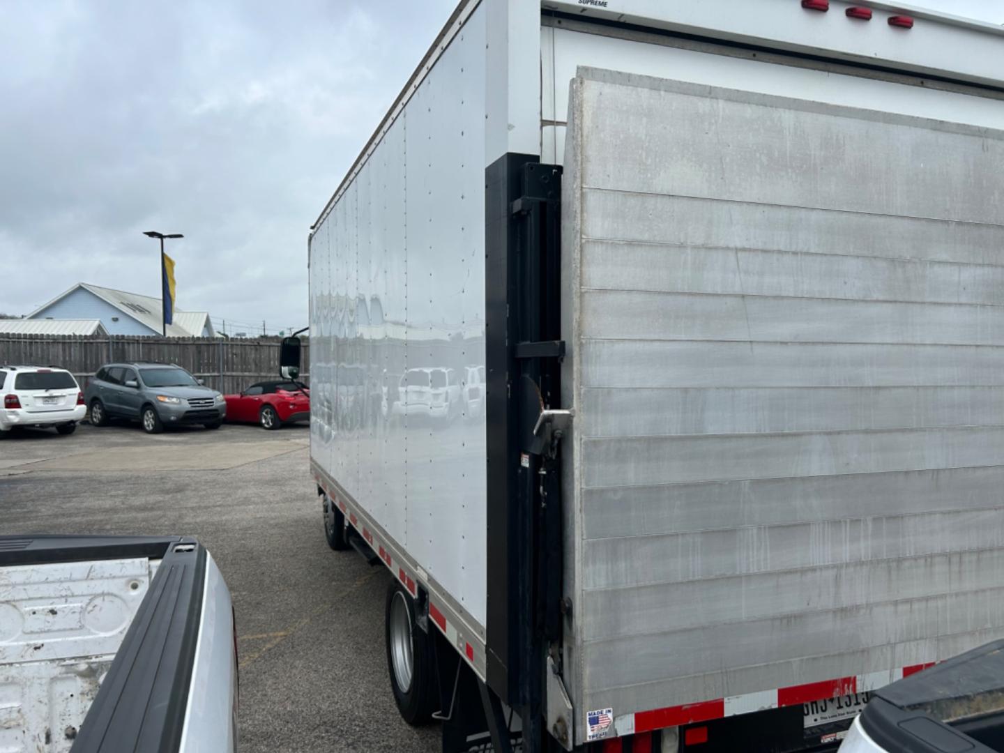 2016 White Hino XJC720 16' Box Truck (JHHRDM2H6GK) with an 5.1L 4cy engine, Automatic transmission, located at 1687 Business 35 S, New Braunfels, TX, 78130, (830) 625-7159, 29.655487, -98.051491 - Photo#1